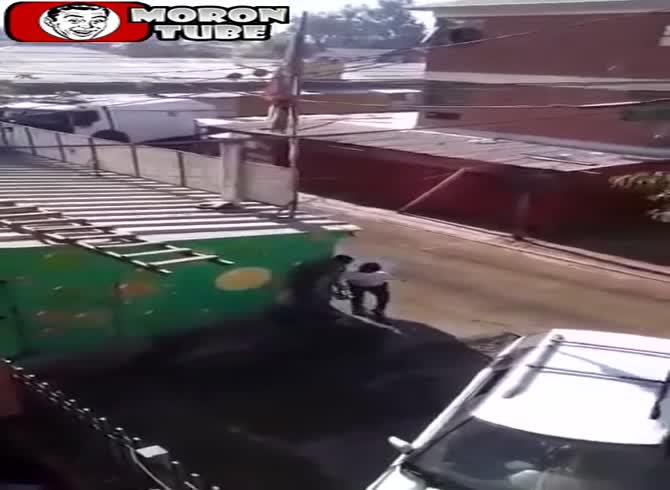 Video :The cops wipe the butt of a Chilean!